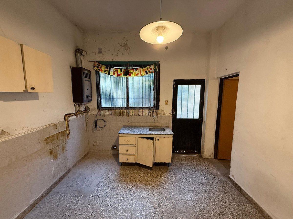 Foto de CASA VENTA DOS PLANTAS A RECICLAR BARRIO CURA, imagen 2