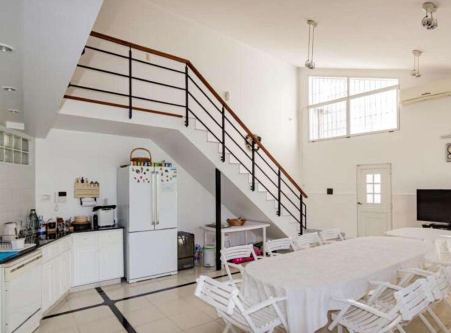 Foto de CASA EN VENTA 3 DORMITORIOS PILETA/JARDIN/COCHERA, imagen 2