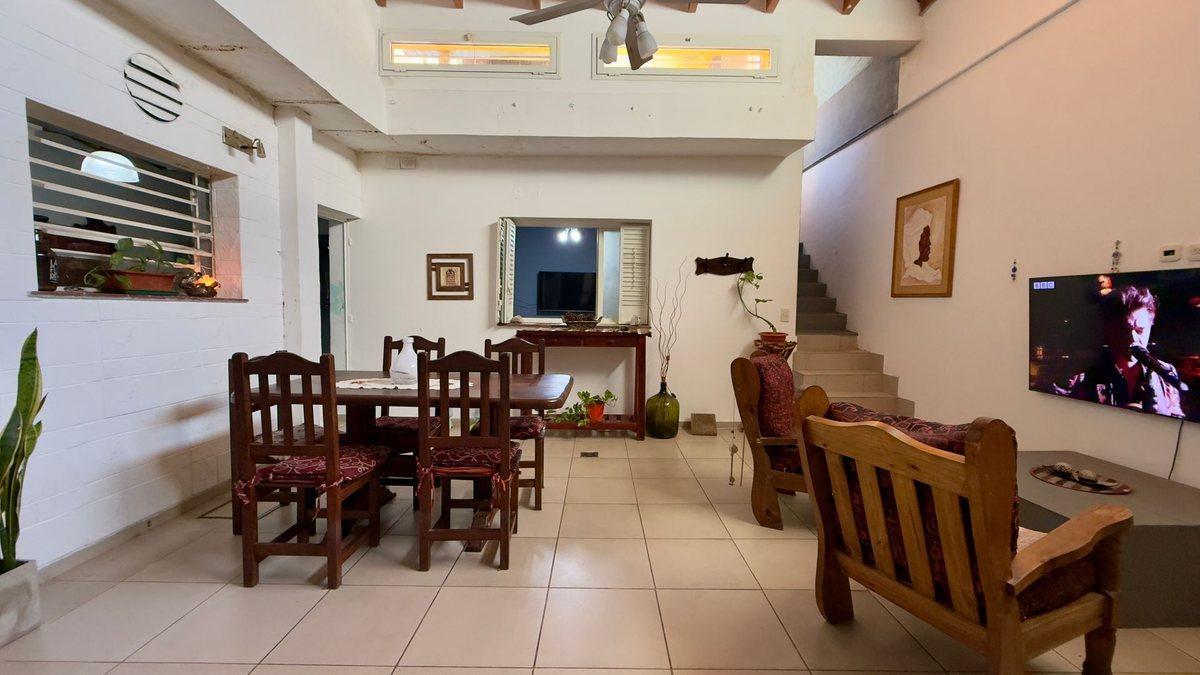 Foto de CASA DE PASILLO EN VENTA 3 DORM BARRIO MARTIN, imagen 2