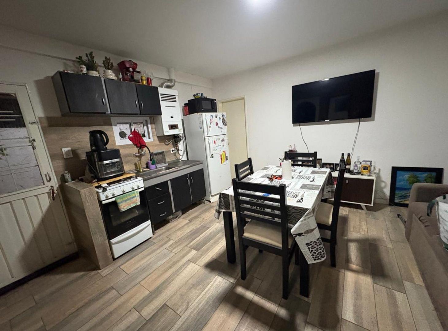 Foto de CASA DE PASILLO EN VENTA 2 DORMITORIOS REP. SEXTA, imagen 2