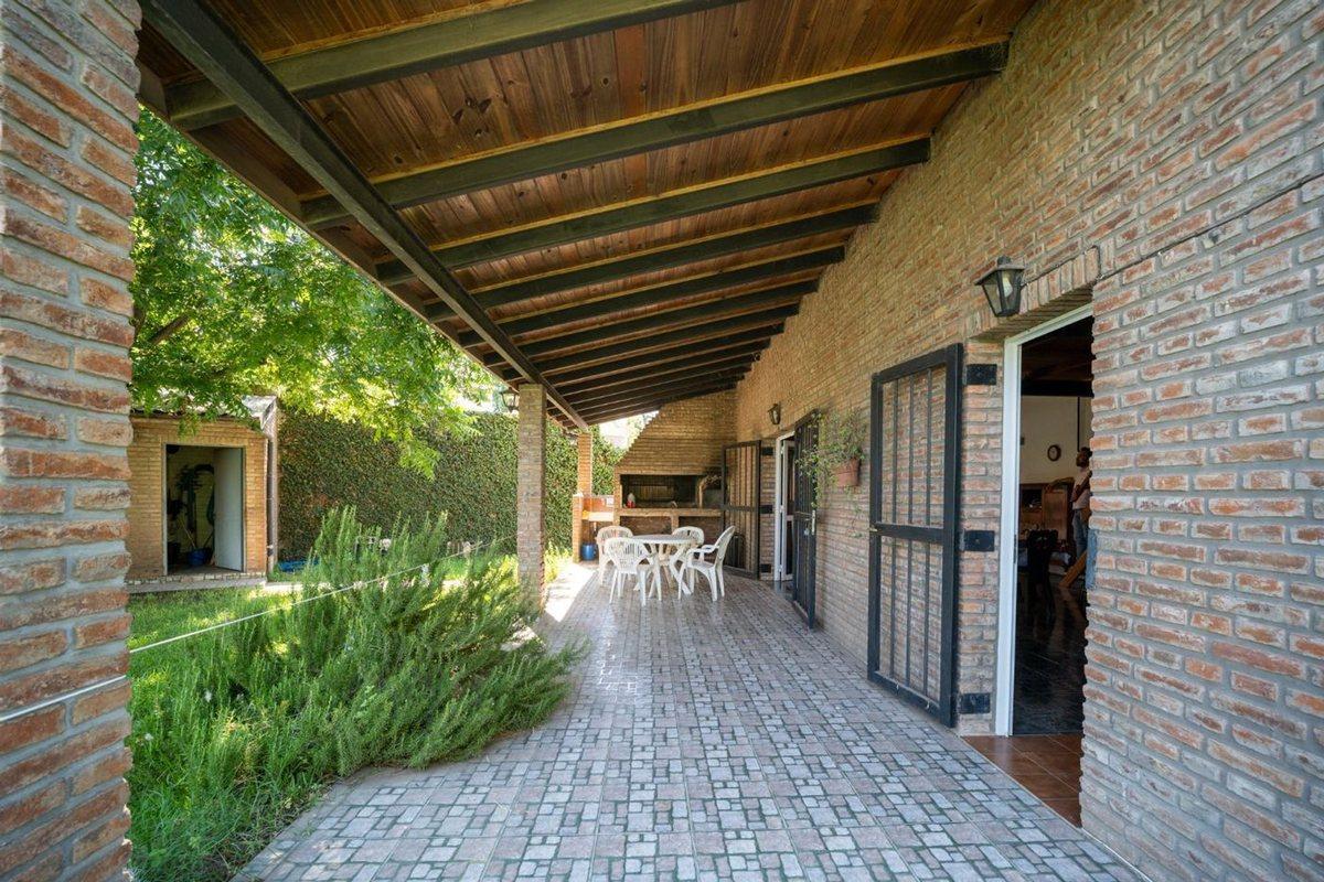 Foto de CASA EN VENTA EN GENERAL LAGOS CON PILETA, imagen 2