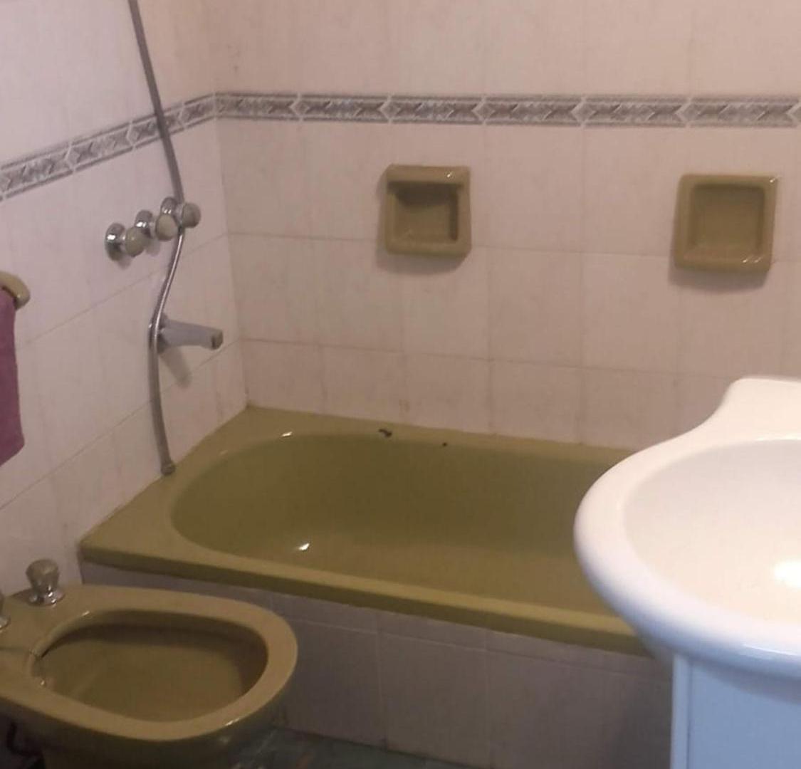 Foto de VENTA 2 CASAS CON SALON COMERCIAL COCHERA LUDUEÑA, imagen 2