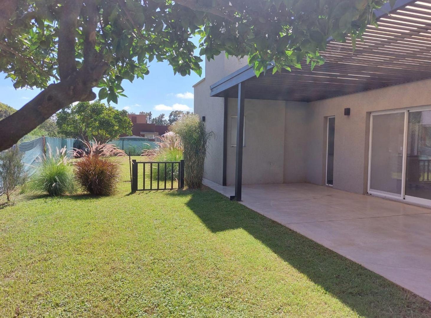 Foto de CASA EN VENTA 2 DORMITORIOS PILETA QUINCHO COCHERA, imagen 3