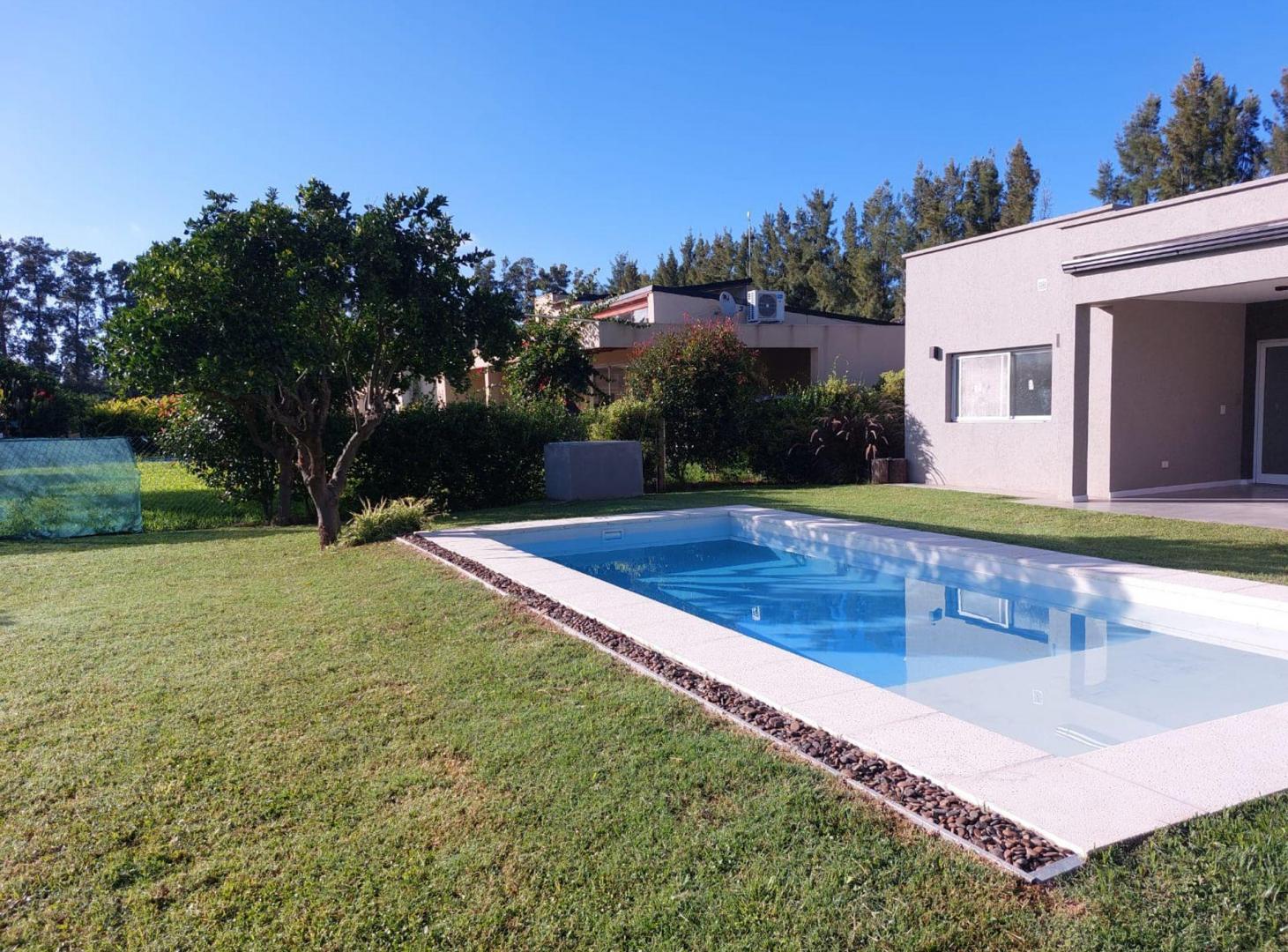 Foto de CASA EN VENTA 2 DORMITORIOS PILETA QUINCHO COCHERA, imagen 1
