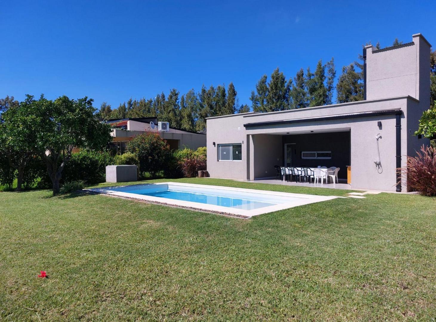 Foto de CASA EN VENTA 2 DORMITORIOS PILETA QUINCHO COCHERA, imagen 2