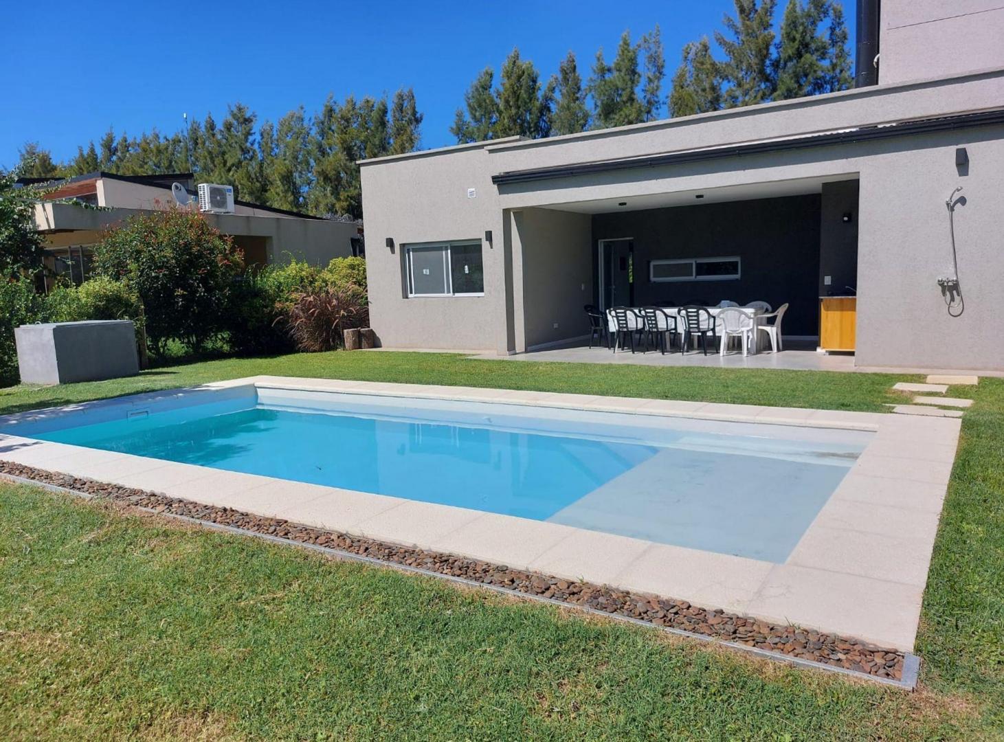 Foto de CASA EN VENTA 2 DORMITORIOS PILETA QUINCHO COCHERA, imagen 4