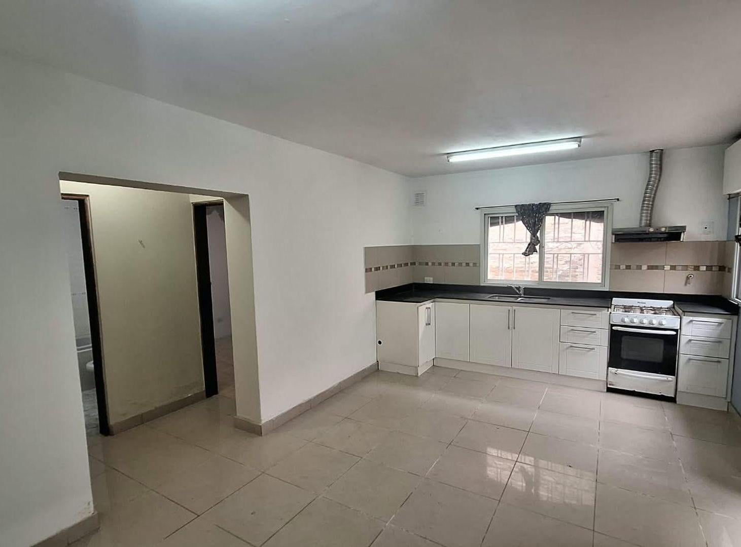 Foto de CASA DE PASILLO EN VENTA 2 DORMITORIOS | ECHESORTU, imagen 2
