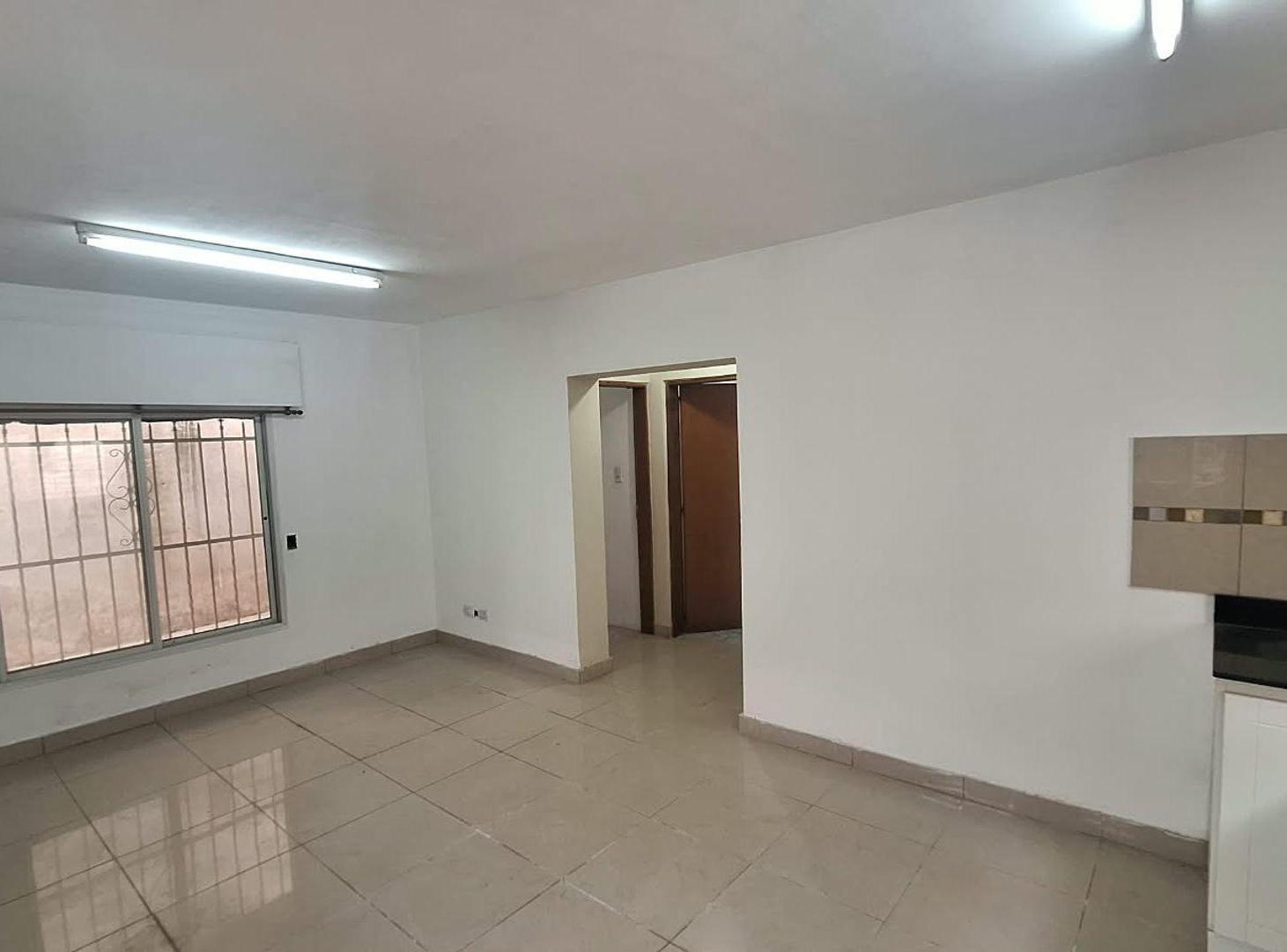 Foto de CASA DE PASILLO EN VENTA 2 DORMITORIOS | ECHESORTU, imagen 4