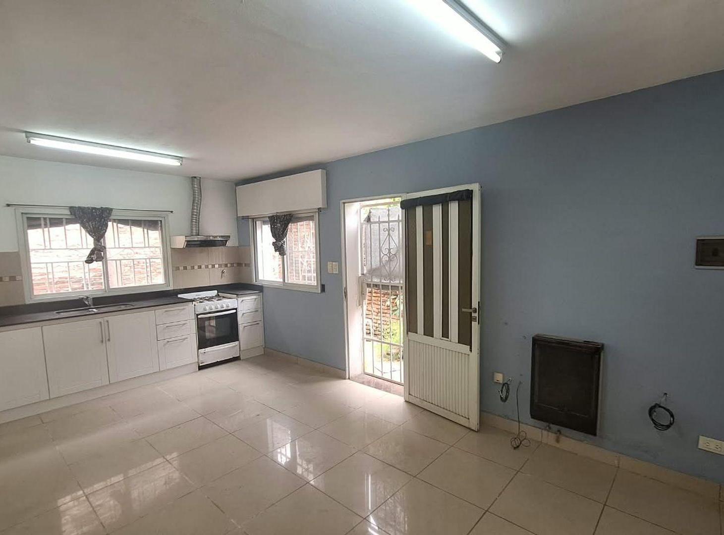 Foto de CASA DE PASILLO EN VENTA 2 DORMITORIOS | ECHESORTU, imagen 3