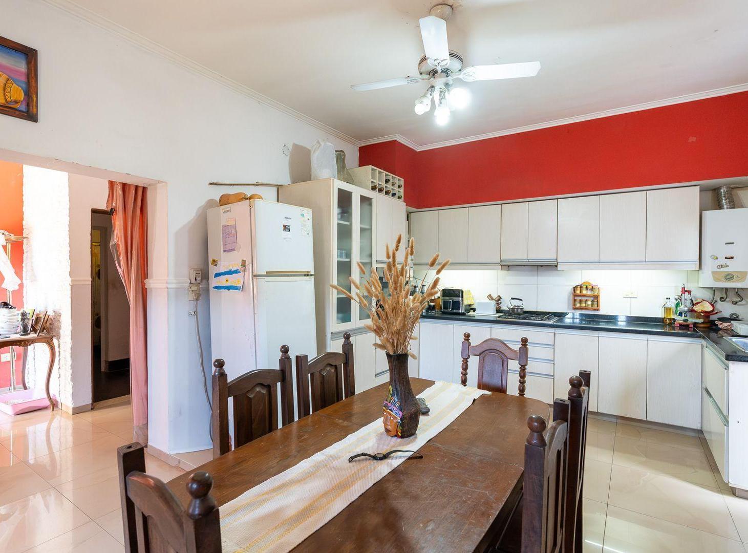 Foto de CASA EN VENTA CUATRO DORMIS CON PATIO Y COCHERA, imagen 2