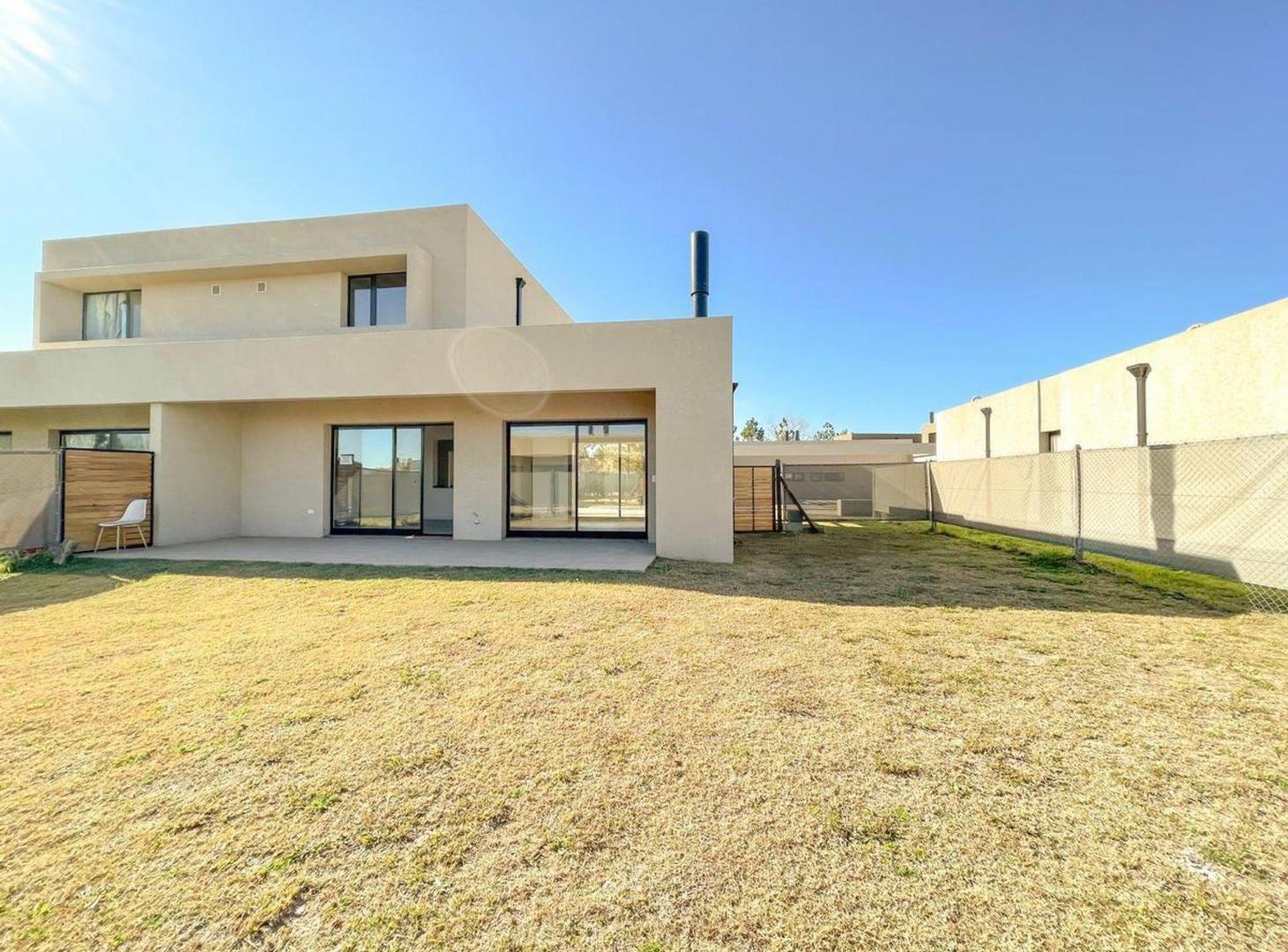 Foto de VENTA CASA DOS DORMITORIOS, DOS COCHERAS DON MATEO, imagen 3