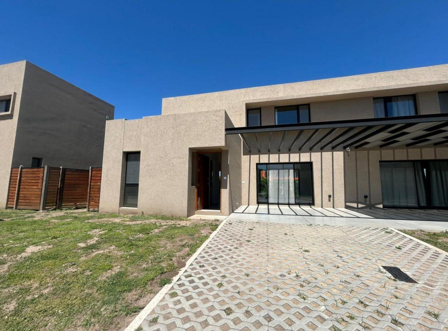 Foto de VENTA CASA DOS DORMITORIOS, DOS COCHERAS DON MATEO, imagen 1