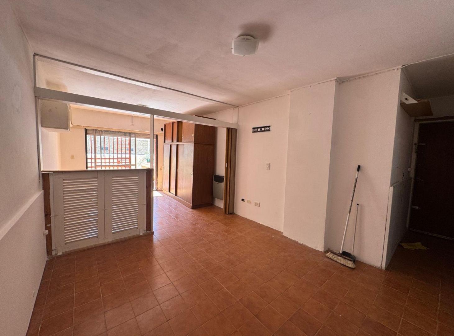 Foto de Alquiler departamento monoambiente centro c/ patio, imagen 1