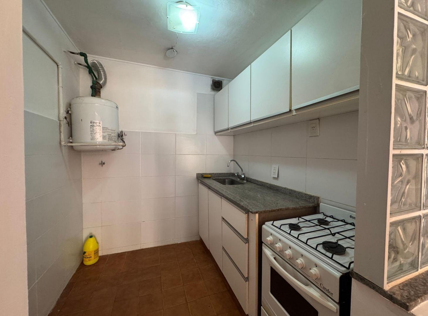 Foto de Alquiler departamento monoambiente centro c/ patio, imagen 3