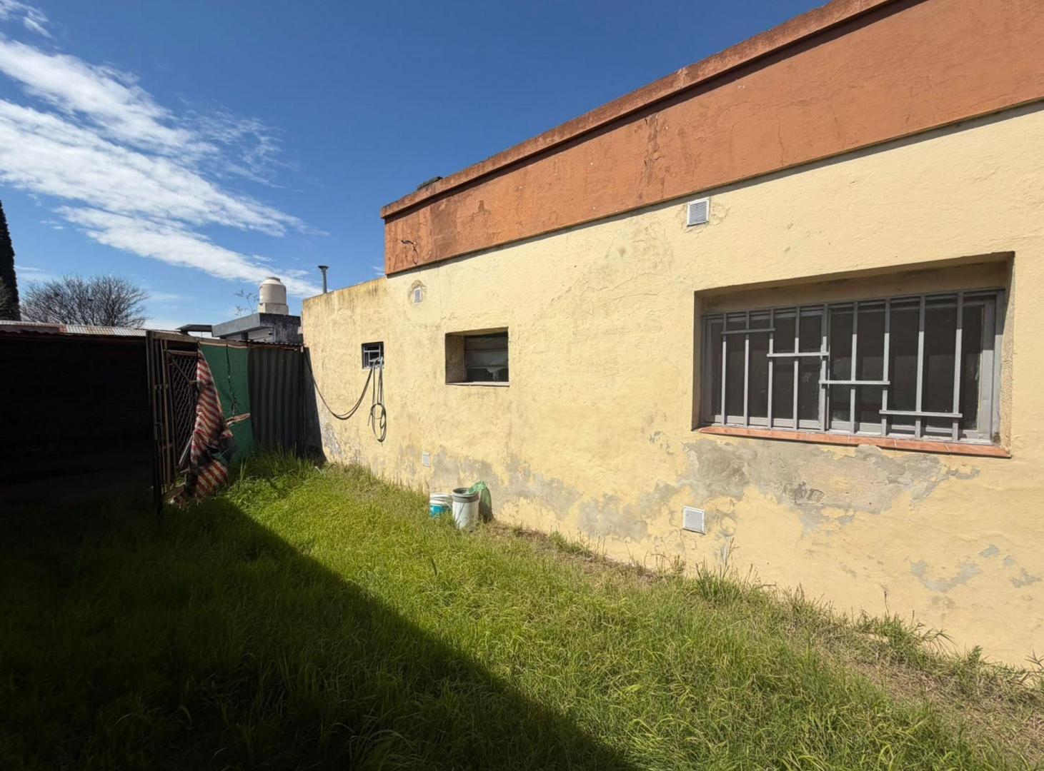 Foto de VENTA CASA A RECICLAR FRENTE A ESCUELA EN FIRMAT, imagen 3