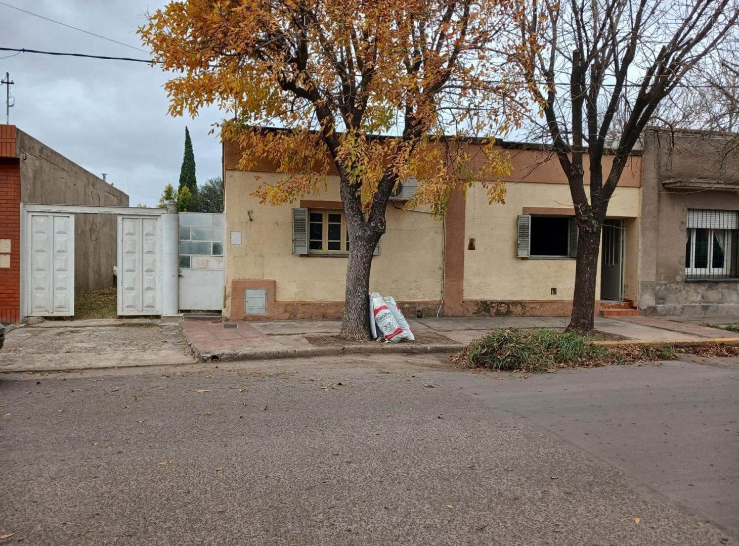 VENTA CASA A RECICLAR FRENTE A ESCUELA EN FIRMAT