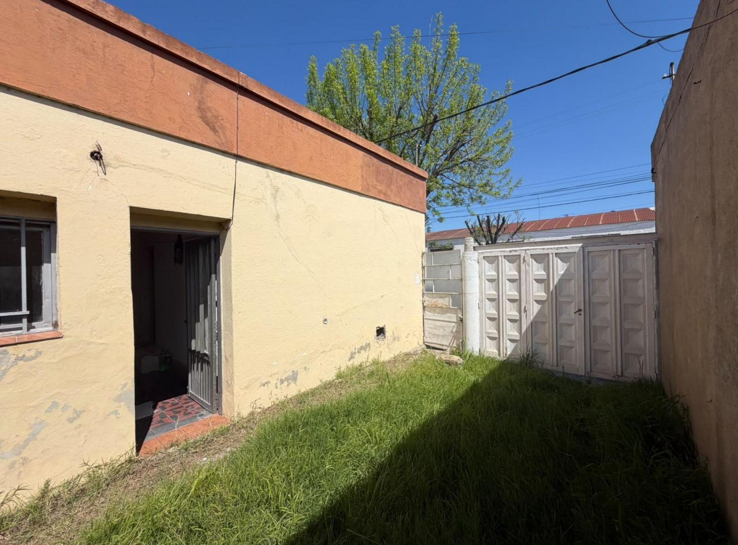 Foto de VENTA CASA A RECICLAR FRENTE A ESCUELA EN FIRMAT, imagen 2