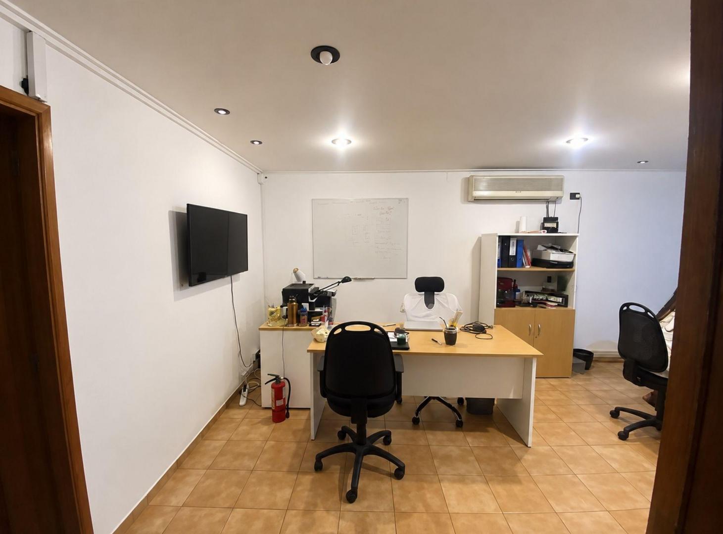 Foto de GALPÓN, DEPÓSITO y OFICINA EN VENTA B. INDUSTRIAL, imagen 4