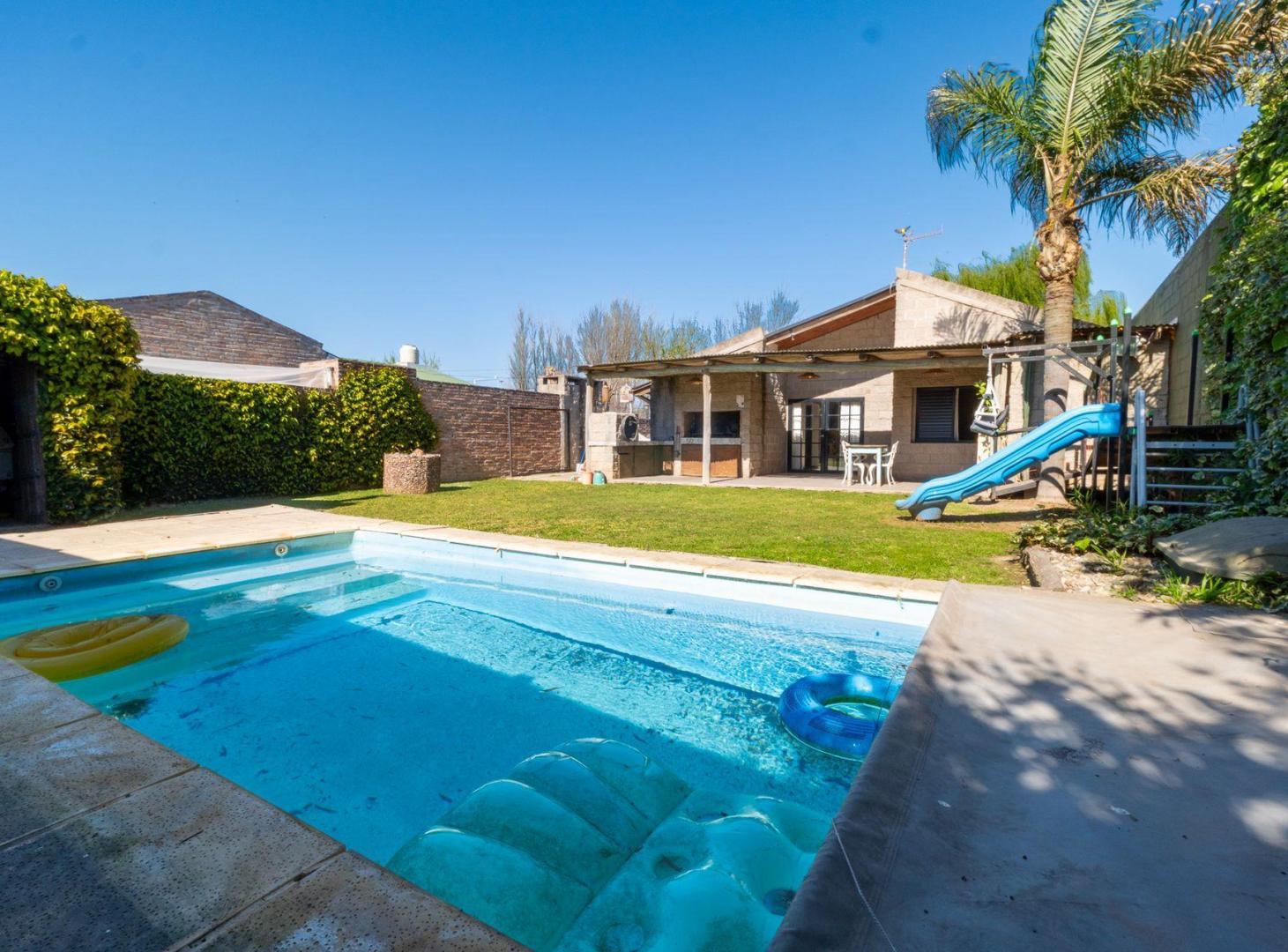 Foto de CASA TRES DORMITORIOS,COCHERA,PISCINA, imagen 2