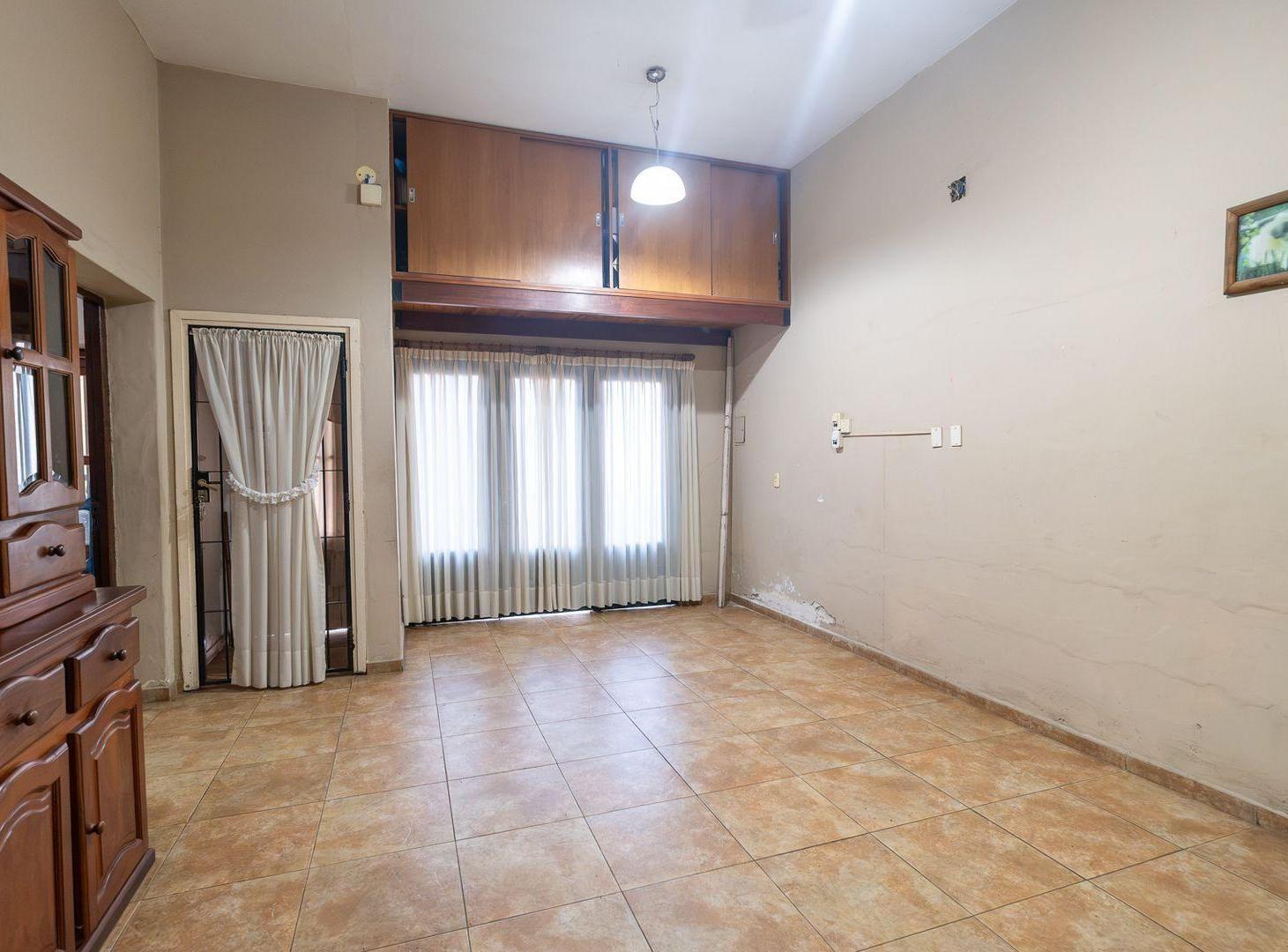 Foto de CASA EN VENTA 2 DORMITORIOS + GALPÓN AZCUENAGA, imagen 3