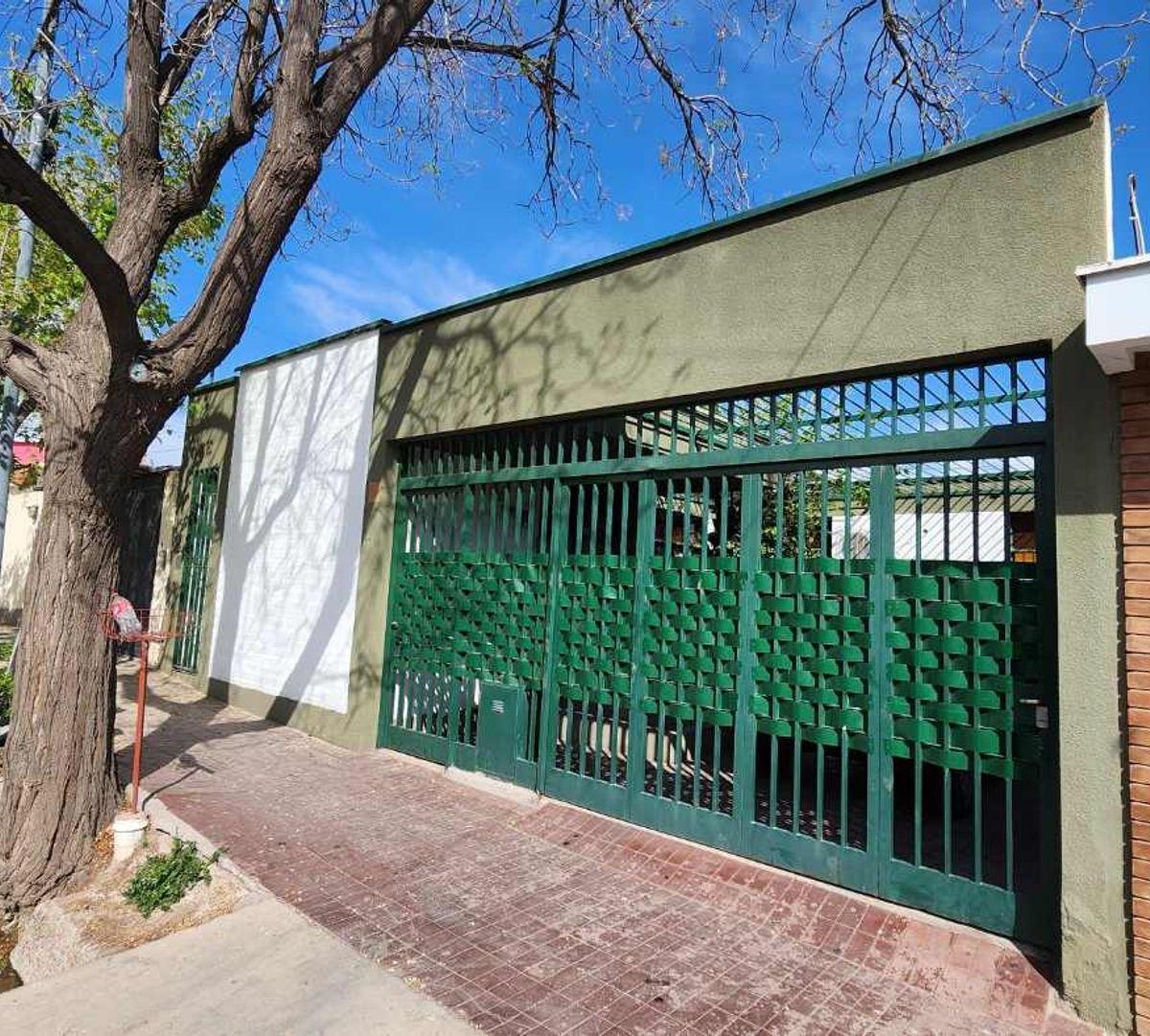 Venta de Casa Godoy Cruz - 7 Ambientes 1