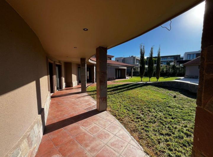 OPORTUNIDAD CASA DE CATEGORÍA BARRIO DALVIAN 3