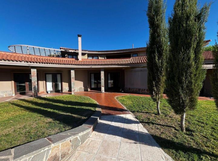 OPORTUNIDAD CASA DE CATEGORÍA BARRIO DALVIAN 5
