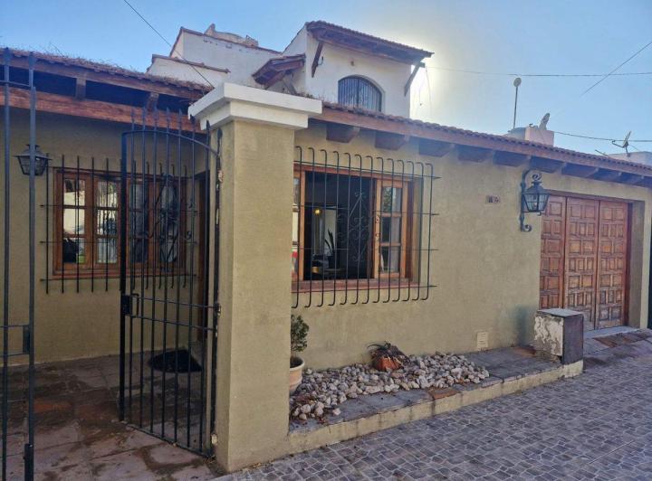 CASA EN VENTA B° SEMIPRIVADO AMANECER DE ORO 2