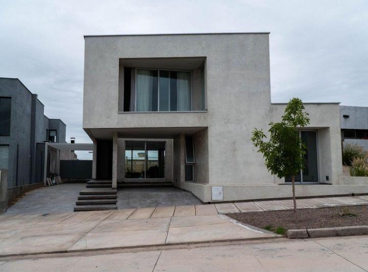 CASA SE VENDE EN LA BASTILLA 3