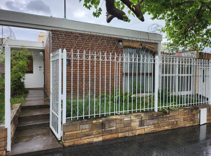 CASA EN VENTA C/ SALON USOS MULTIPLES GODOY CRUZ 2