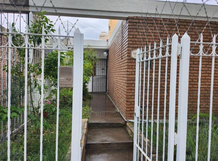 CASA EN VENTA C/ SALON USOS MULTIPLES GODOY CRUZ 3