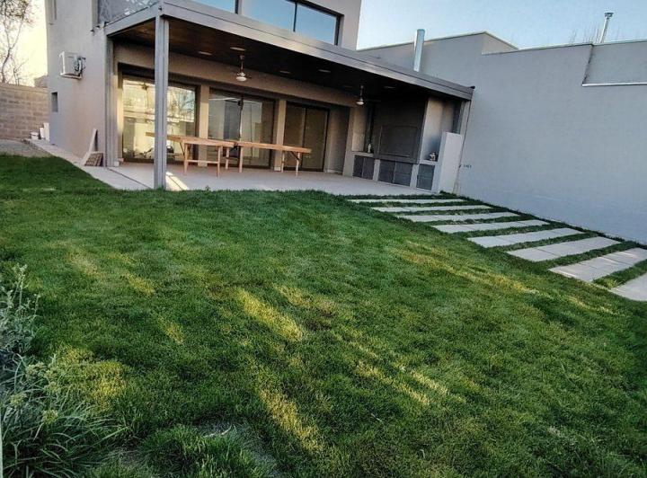 CASA EN VENTA LUJAN DE CUYO CON PANELES SOLARES 4