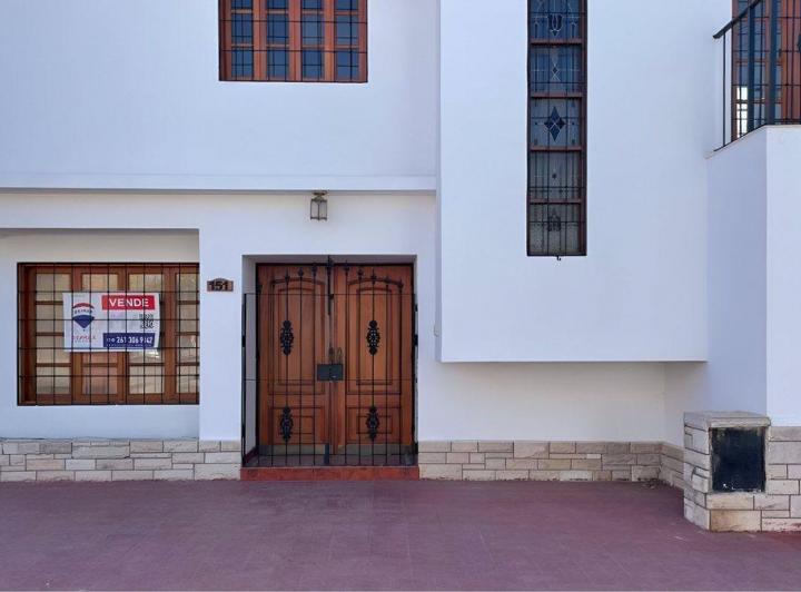 EXCELENTE CASA EN VENTA EN GODOY CRUZ 2
