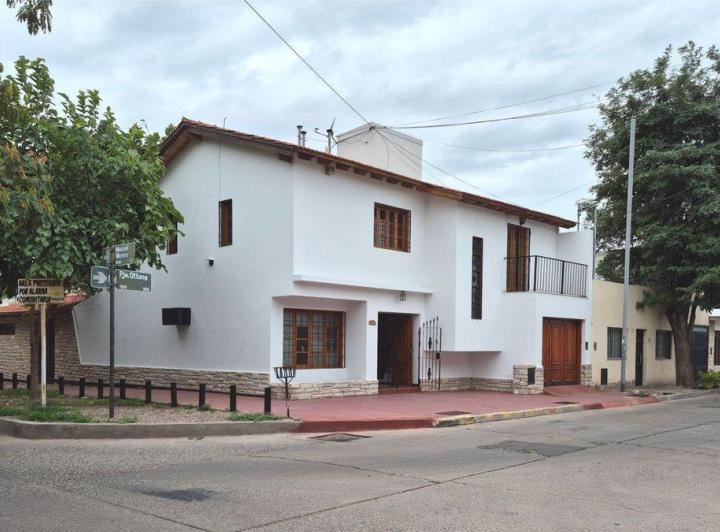 EXCELENTE CASA EN VENTA EN GODOY CRUZ 1