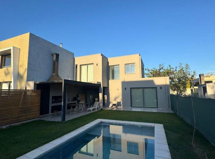 CASA 4 AMBIENTSES EN ALQUILER EN B°RINCON DRUMMOND 5