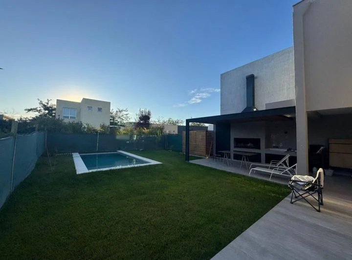CASA 4 AMBIENTSES EN ALQUILER EN B°RINCON DRUMMOND 3