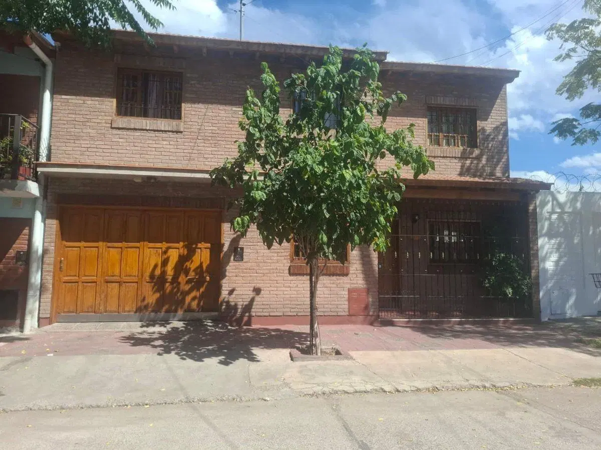 VENTA CASA DE DOS PLANTAS APTA CREDITO LAS HERAS 2