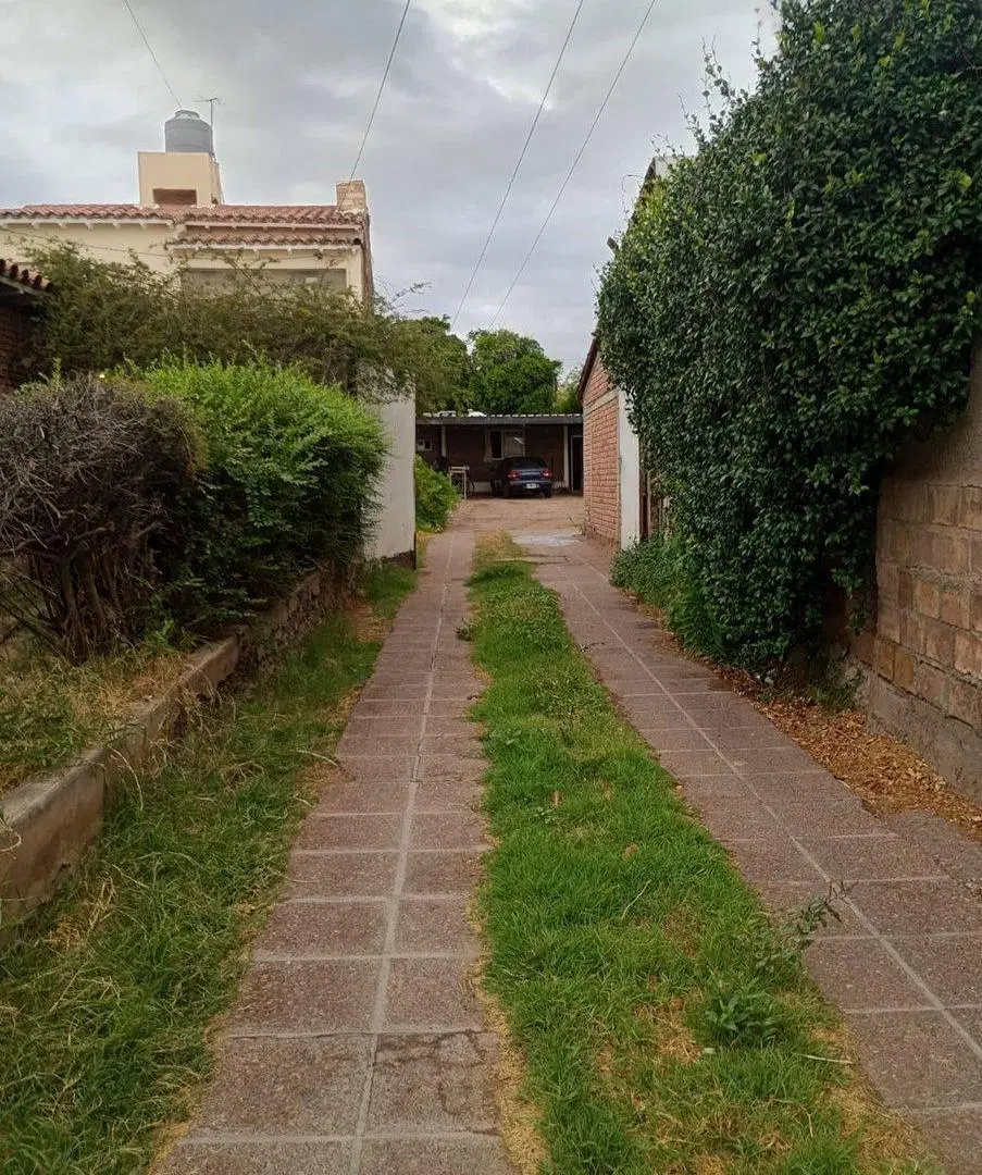 VENTA PROPIEDAD UNICA CON 2 CASAS EN DORREGO 4