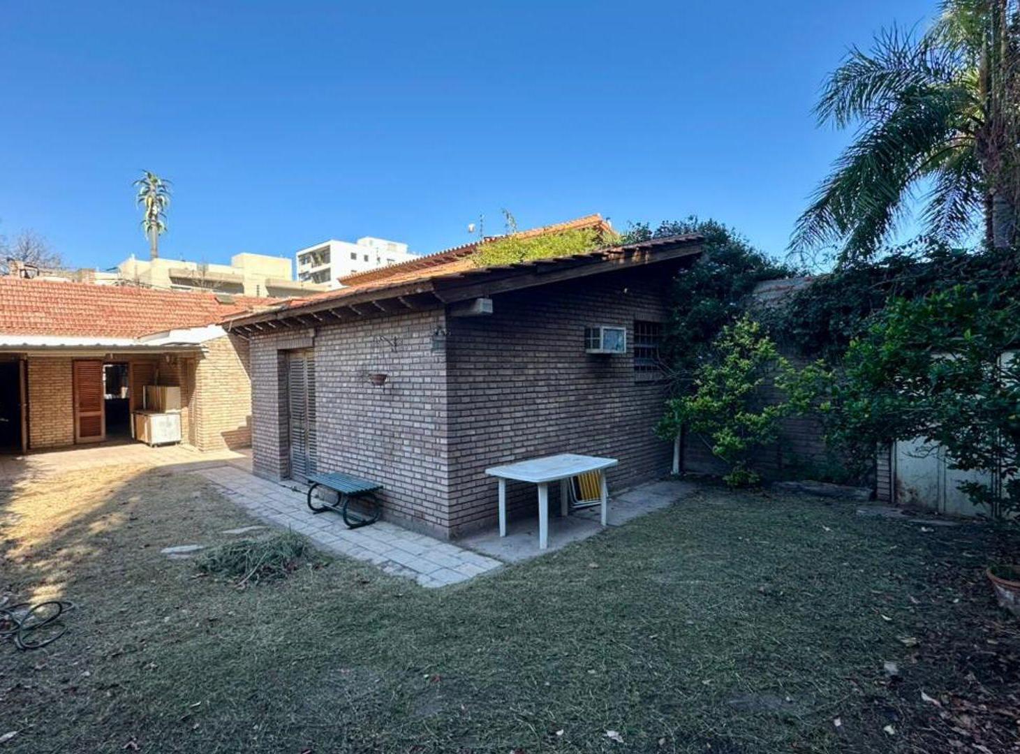 VENTA CASA CON JARDIN EN BARRIO BOMBAL GODOY CRUZ