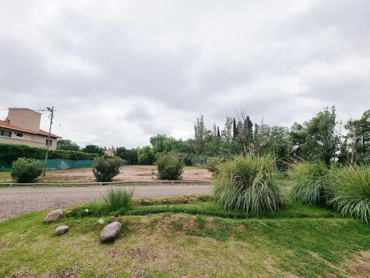 LOTE 1373 m² - EN B° PRIVADO EN GUAYMALLEN 5