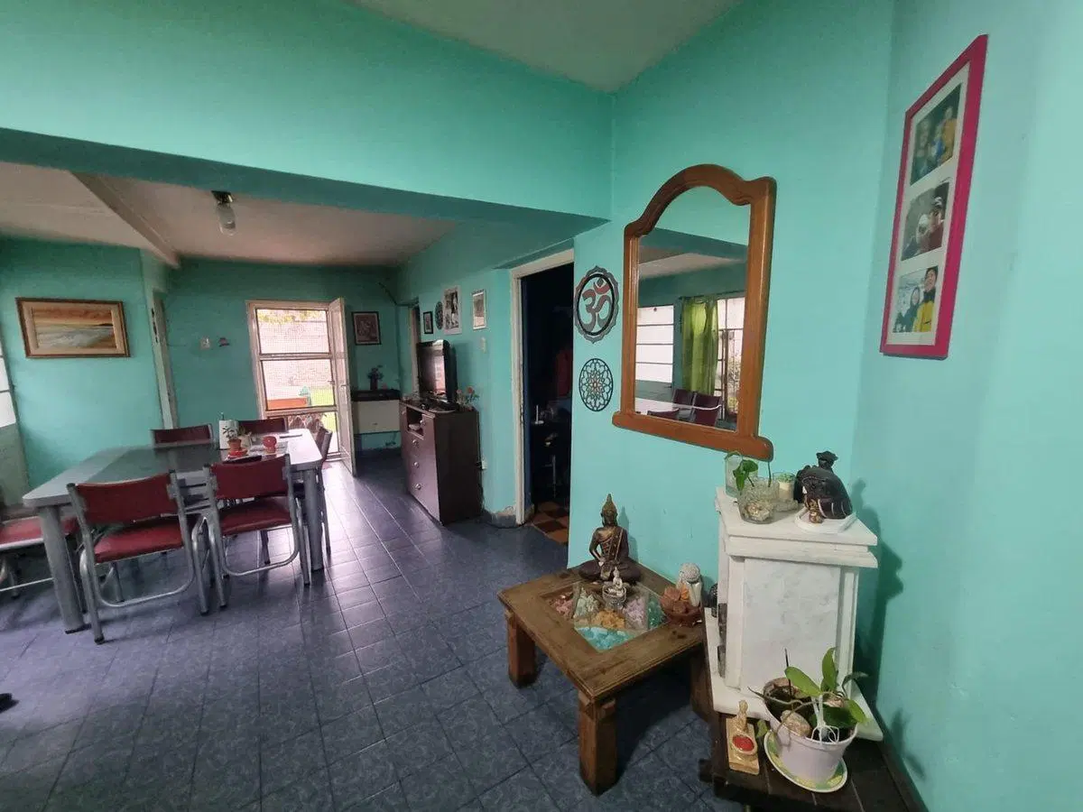 VENTA propiedad a mts de plaza 12 de Octubre-Gllen 2