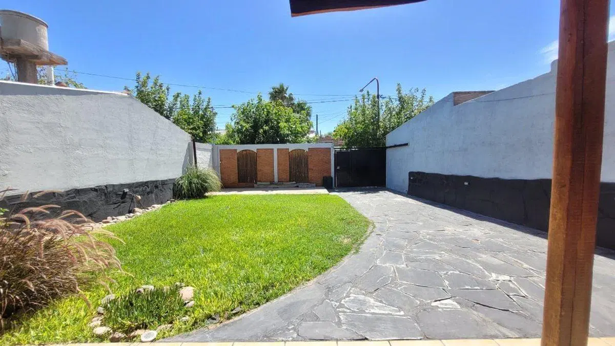 CASA DE 4 DORMITORIOS EN BARRIO FARMACÉUTICO 2