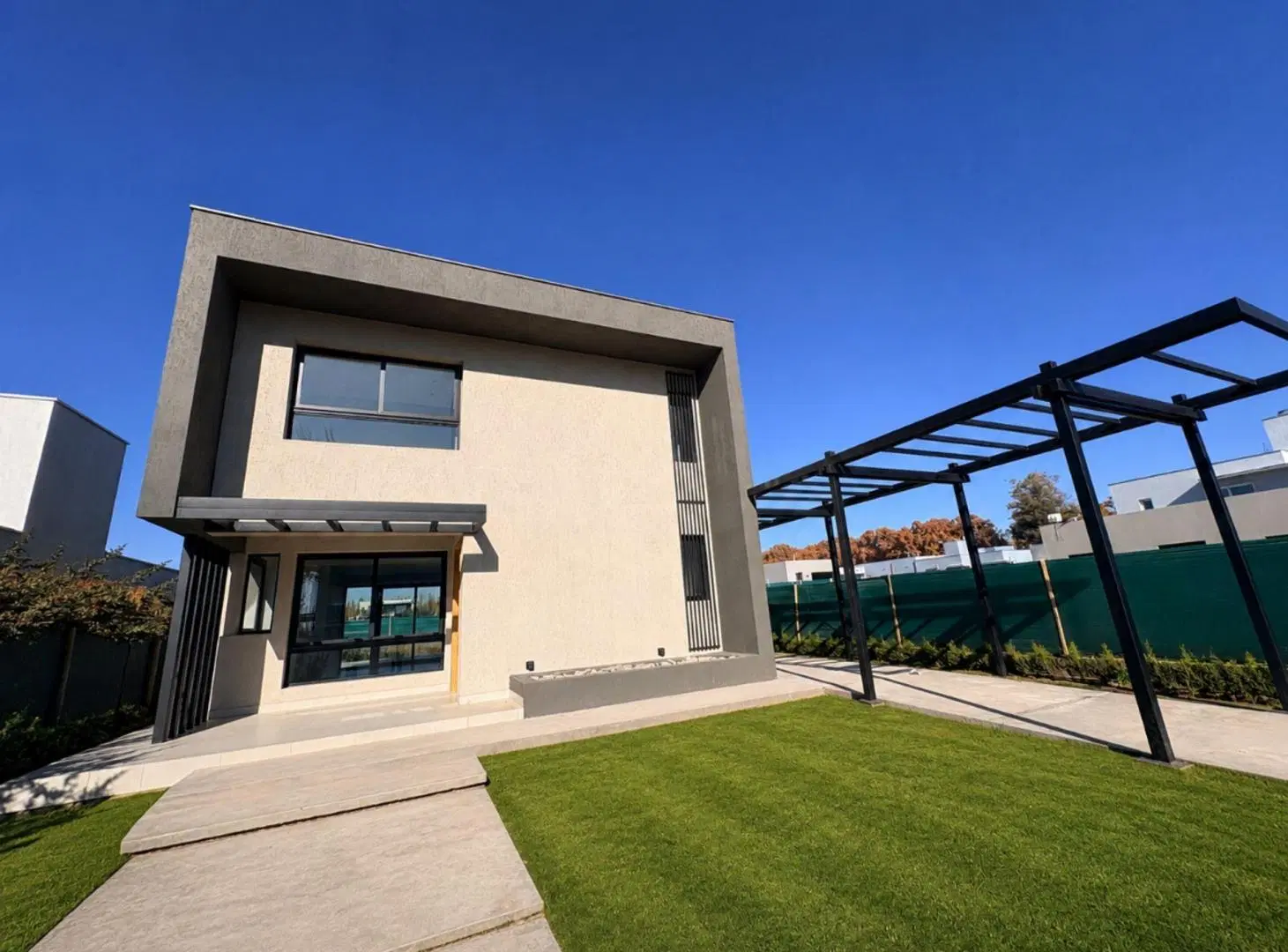 Casa de Categoría en Venta - B° Pueblo Malbec 2
