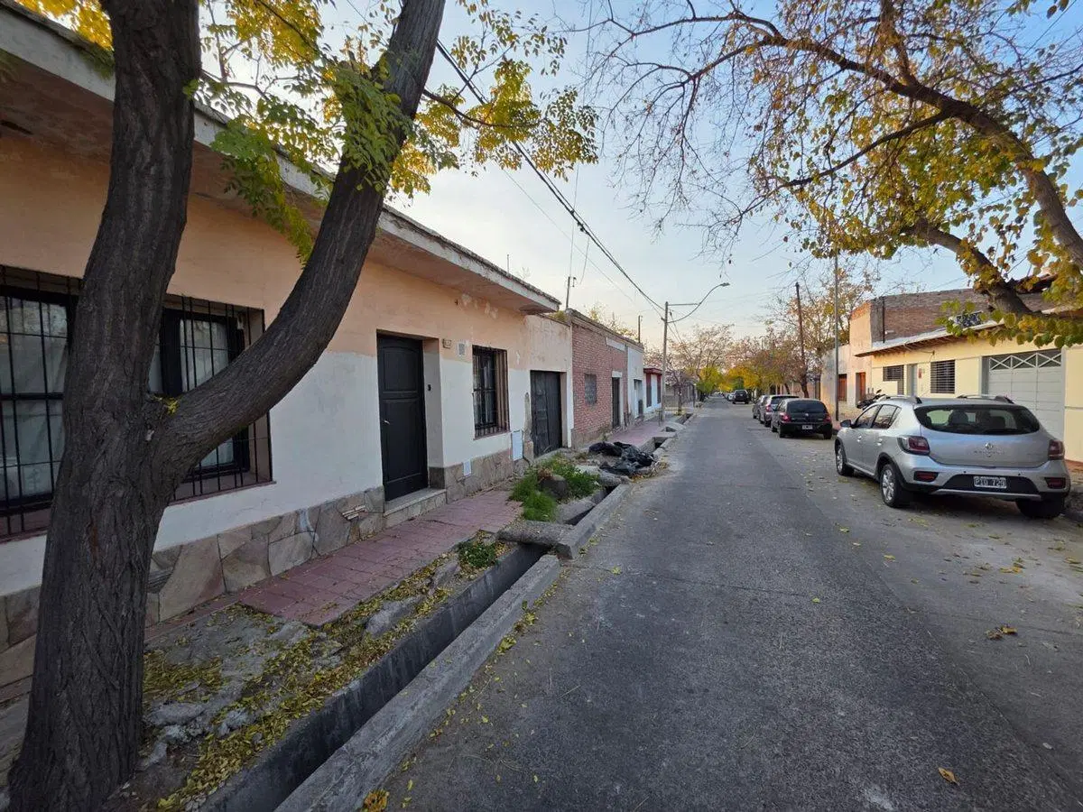 Venta de casa a reciclar en Dorrego 3