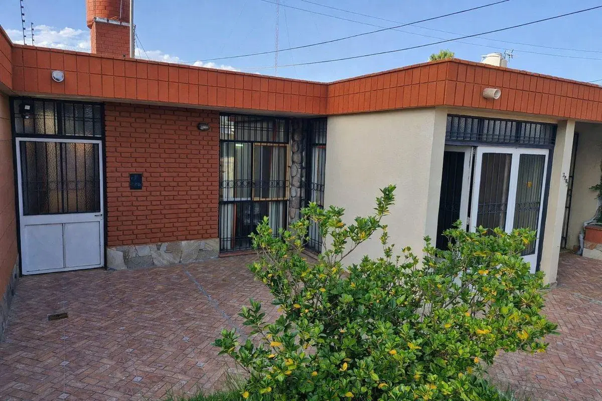 CASA EN VENTA BARRIO SUPE 3 DORM 4