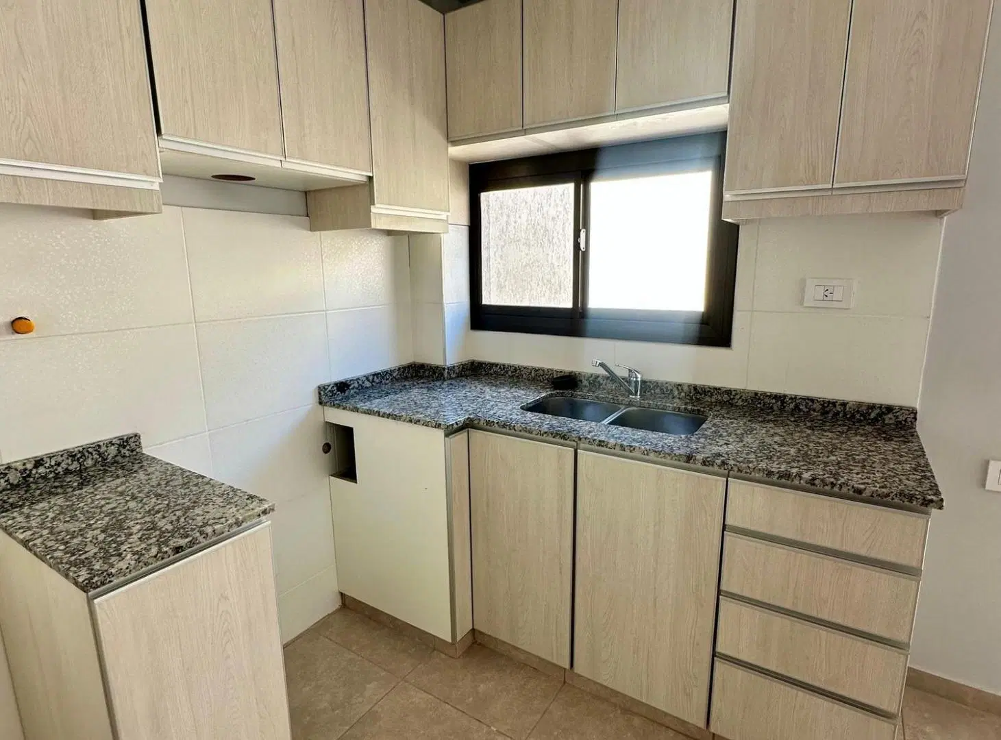 AMPLIO DEPARTAMENTO A ESTRENAR  GODOY CRUZ 5