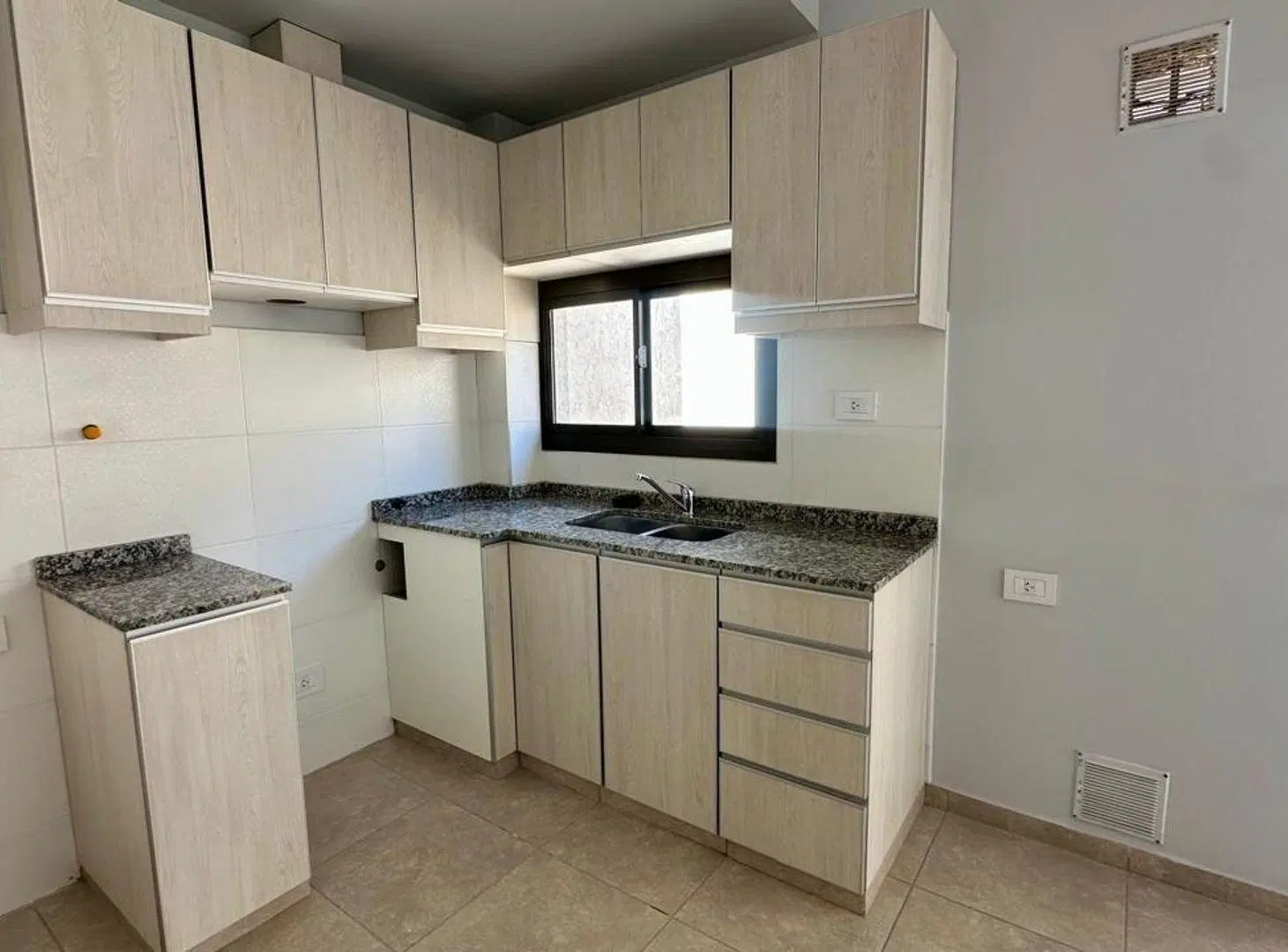 AMPLIO DEPARTAMENTO A ESTRENAR  GODOY CRUZ 3