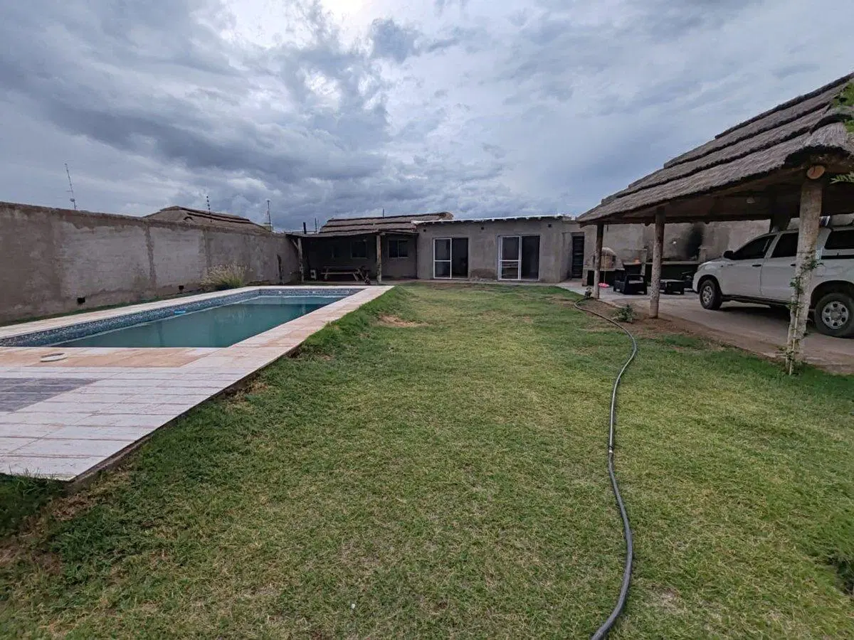 CASA CON PILETA EN VENTA B° DOMINIOS 3 CORRALITOS 4