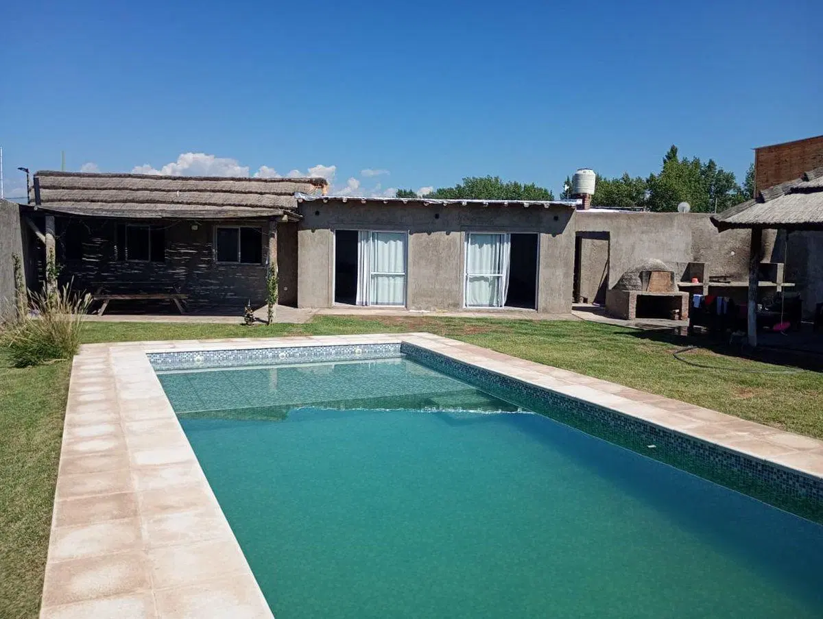 CASA CON PILETA EN VENTA B° DOMINIOS 3 CORRALITOS 2