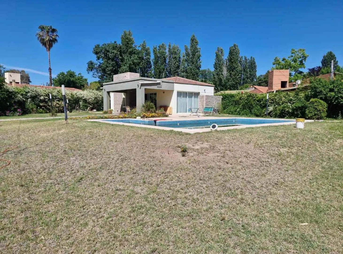 VENTA TERRENO CON QUINCHO TIPO SALÓN LA PUNTILLA 2